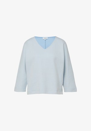 Jasnoniebieski, teksturowany sweter dzianinowy z dekoltem w serek i rękawami do połowy przedramienia, przedstawiony na białym tle.