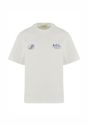 Biała bawełniana koszulka z krótkim rękawem, z niebieskim nadrukiem tekstu "A.C.L. ANOTHER COTTON TENNIS CLUB" oraz grafiką piłki tenisowej.
