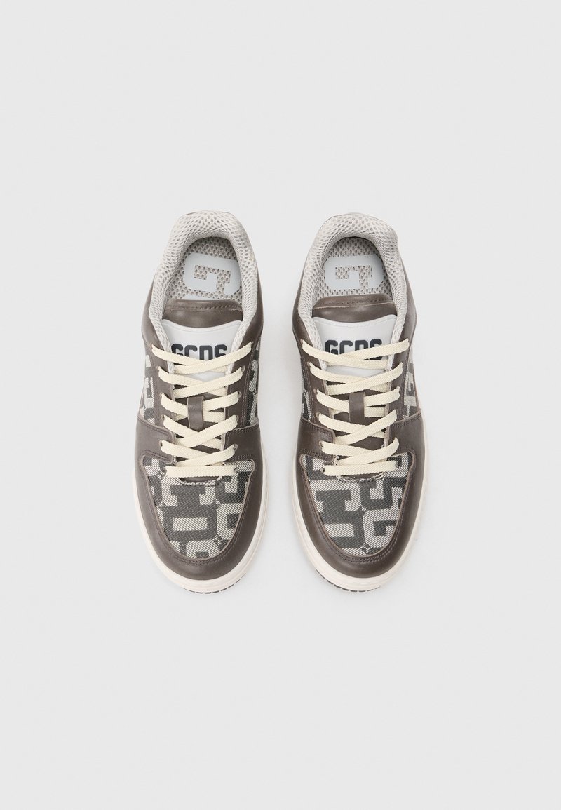 Sneaker con una tomaia in rete grigia e beige, lacci crema e un motivo a logo. Punta arrotondata, soletta imbottita e suola in gomma.
