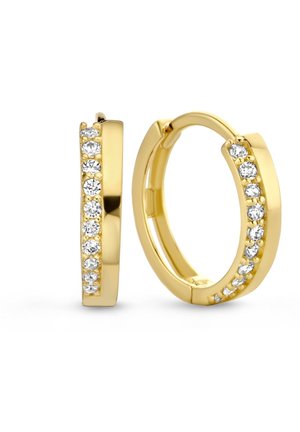 Paire de boucles d’oreilles créoles huggie en or, chacune ornée d’une rangée de petites pierres précieuses rondes et transparentes le long du bord extérieur.