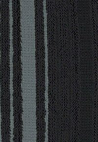 Strukturierter Stoff mit vertikalen Streifen, die abwechselnd schwarz und grau sind. Deutliches Chevron-Muster in einem gestrickten Stil. Weiche, gewebte Textur.