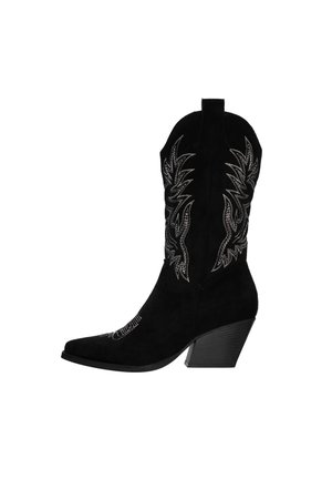 Bota de cowboy de ante negra con punta afilada, tacón elevado y diseño de llamas bordado en plata a los lados. Textura suave, forma estructurada.