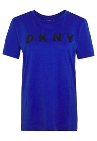Koszulka bawełniana w royal blue z krótkimi rękawami i okrągłym dekoltem. Na piersi znajduje się czarny napis "DKNY" w strukturalnym wzorze.