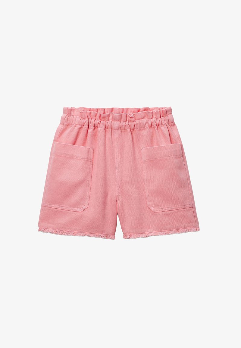Shorts en denim roses avec une taille élastiquée, deux poches avant et un ourlet à franges. Texture douce avec un design décontracté.