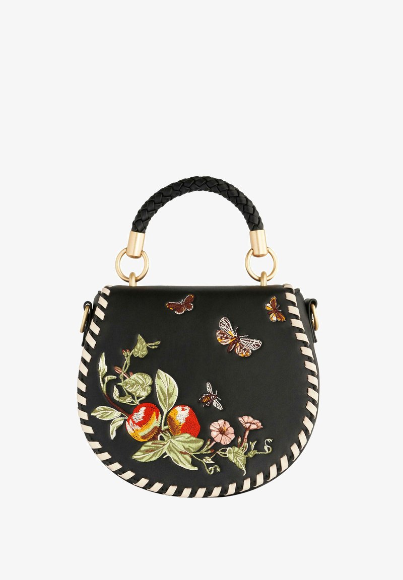 Črna usnjena torbica z pletenim ročajem, okrašena z barvitimi vezeninami cvetlic in metuljev ter kontrastnim svetlim šivom ob robu.
