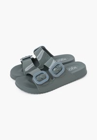 Grijze rubberen sandaaltjes met twee verstelbare banden en grijze gespen. Gegoten zolen voor grip en een vlak ontwerp. Lichtgewicht constructie.