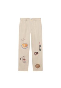 Μπεζ βαμβακερό παντελόνι με παιχνιδιάρικες κεντημένες εικονογραφήσεις, που περιλαμβάνουν τρόφιμα, ένα μπουκάλι κρασί και μια μπάλα μπάσκετ σε κάθε πόδι.