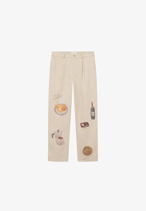 Μπεζ βαμβακερό παντελόνι με παιχνιδιάρικες κεντημένες εικονογραφήσεις, που περιλαμβάνουν τρόφιμα, ένα μπουκάλι κρασί και μια μπάλα μπάσκετ σε κάθε πόδι.