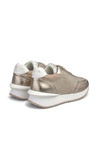 Metallische Sneakers in Roségold mit strukturiertem Obermaterial, Nietenakzenten, weißer Fersenschlaufe und kontrastierender weißer Sohle. Runde Zehenform und gepolstertes Design.