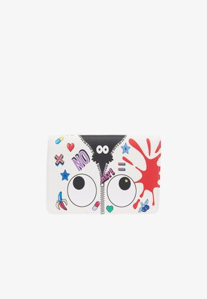 Portafoglio bianco con occhi da cartone animato, cerniera nera e illustrazioni colorate tra cui una macchia rossa, pillole, stelle, cuori e la parola "NO".