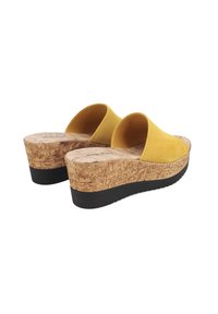 Sandali con tacco a cuneo gialli in suede, con soletta in sughero e suola in gomma nera, caratterizzati da una punta aperta e design senza retro.