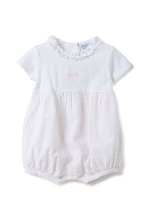 Weißer Baby-Strampler mit kurzen Ärmeln, gerafftem Kragen, rosa besticktem "Cutie"-Text, strukturierter unterer Hälfte und Druckknöpfen am unteren Rand.