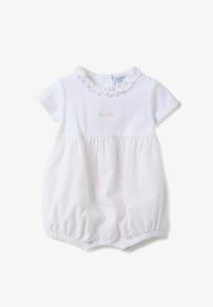 Pequeño pelele blanco para bebé con mangas cortas, cuello con volantes, texto bordado en rosa que dice "cutie", mitad inferior texturizada y botones a presión en la parte inferior.