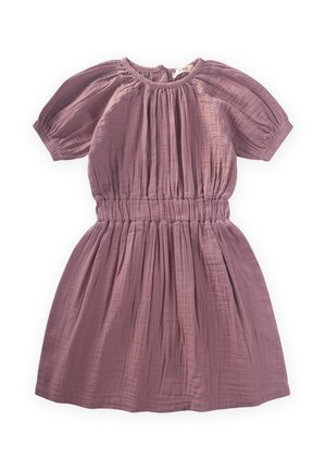Robe violette à manches courtes avec un col rond, un buste froncé et une taille élastique. Fabriquée en tissu léger et texturé.
