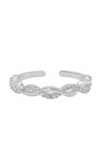 Bracciale a manica in tonalità argento con design intrecciato, caratterizzato da dettagli in cristallo trasparente su un lato, finitura liscia e estremità aperte.