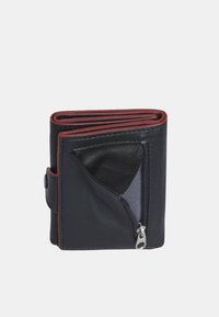 Zwarte leren portemonnee met rode accentstiksels, voorzien van een ritsvak voor munten en een compact, opgevouwen ontwerp.