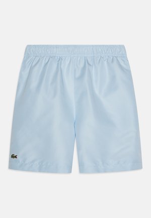 Shorts de bain bleu clair en tissu lisse, avec une taille élastique et un petit logo brodé sur le bas à gauche.