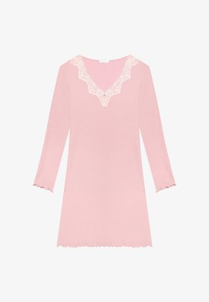 Langermige roze nachtjapon met een V-hals afgewerkt met kant. Bevat een zachte textuur en golvende randen aan de mouwen en de zoom.
