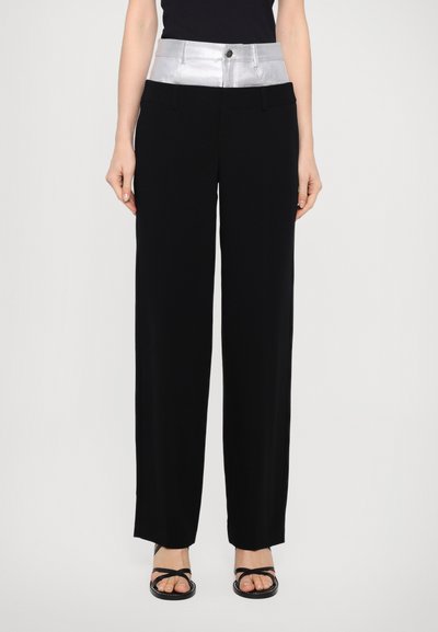 Pantalones negros con una cintura brillante plateada y cierre de botón. Presenta un diseño de pierna ancha y está hecho de una tela suave.