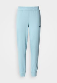 Ανοιχτό μπλε φόρμα με ελαστική μέση και μανσέτες, κατασκευασμένη από μαλακό ύφασμα. Διαθέτει μικρή λεπτομέρεια λογότυπου στο αριστερό μηρό. Μινιμαλιστικός σχεδιασμός.