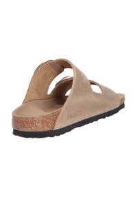 Beige lædersandal med åbne sider, korkfodseng og tekstureret sort gummisål med "BIRKENSTOCK" logo.