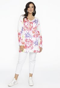 YOEK 08-Jul - Broek - white
