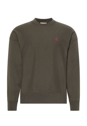 Ciemnooliwkowa bluza z długim rękawem, z okrągłym dekoltem, ściągaczami przy mankietach i dolnym brzegu, z małym różowym logo "cK" na lewej piersi.