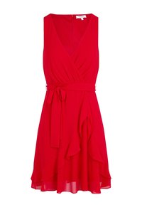 Robe rouge sans manches avec un design portefeuille, un décolleté en V et une taille nouée. Caractérisée par un ourlet à volants superposés et une fermeture éclair dissimulée au dos.