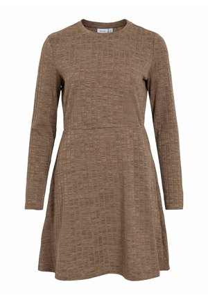 Robe marron à manches longues en tissu texturé, avec un corsage ajusté et une jupe évasée. Le modèle présente un col rond et un motif subtil.