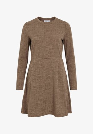 Robe marron à manches longues en tissu texturé, avec un corsage ajusté et une jupe évasée. Le modèle présente un col rond et un motif subtil.