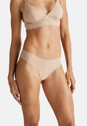Ensemble soutien-gorge et culotte en tissu beige. Le soutien-gorge présente une dentelle en bordure, tandis que la culotte a une finition lisse et une couverture modeste.