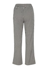 Pantalone širokog kroja s horizontalnim prugama izrađeni od laganog materijala; ima elastičnu stražnju i vertikalne crno-bijele pruge.