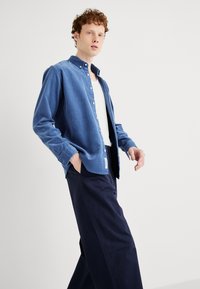 DOCKERS ORIGINAL LOOSE PLEATED - Trousers - navy blazer