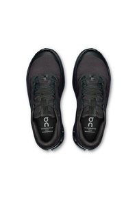 Scarpe da trail running nere impermeabili con una parte superiore testurizzata, lacci rotondi e dettagli del logo sulla linguetta e sulla suola.