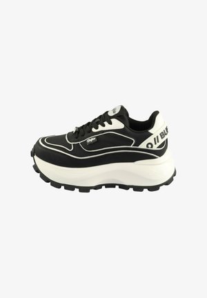 Zwart-witte sport sneaker met synthetisch bovenwerk, dikke witte tussenzool, zwarte rubberen buitenzool en contrasterende strepen aan de zijkanten.