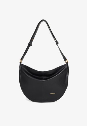 Sac à bandoulière en cuir noir au design courbé, présentant une texture lisse et un accent logo doré. Sangle ajustable pour plus de polyvalence.