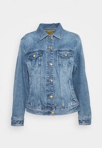Veste en denim bleu clair à manches longues, fermeture par boutons dorés et deux poches poitrine. Caractéristiques d'un col classique et d'un design structuré.