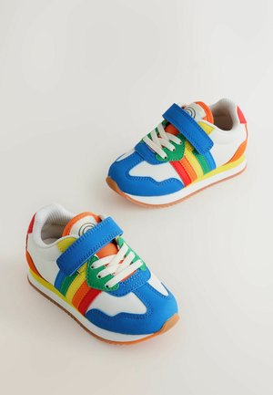 Farverige sneakers med et blåt syntetisk overmateriale, hvide accenter, flerfarvede striber og en gummisål. Har velcro- og snørelukning.