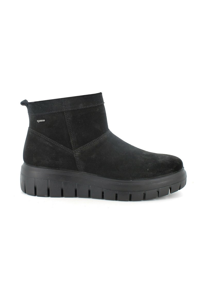 Stivaletti alla caviglia in suede nero dal design elegante, con una tomaia texturizzata, punta rotonda e una suola in gomma spessa con dettagli scanalati.
