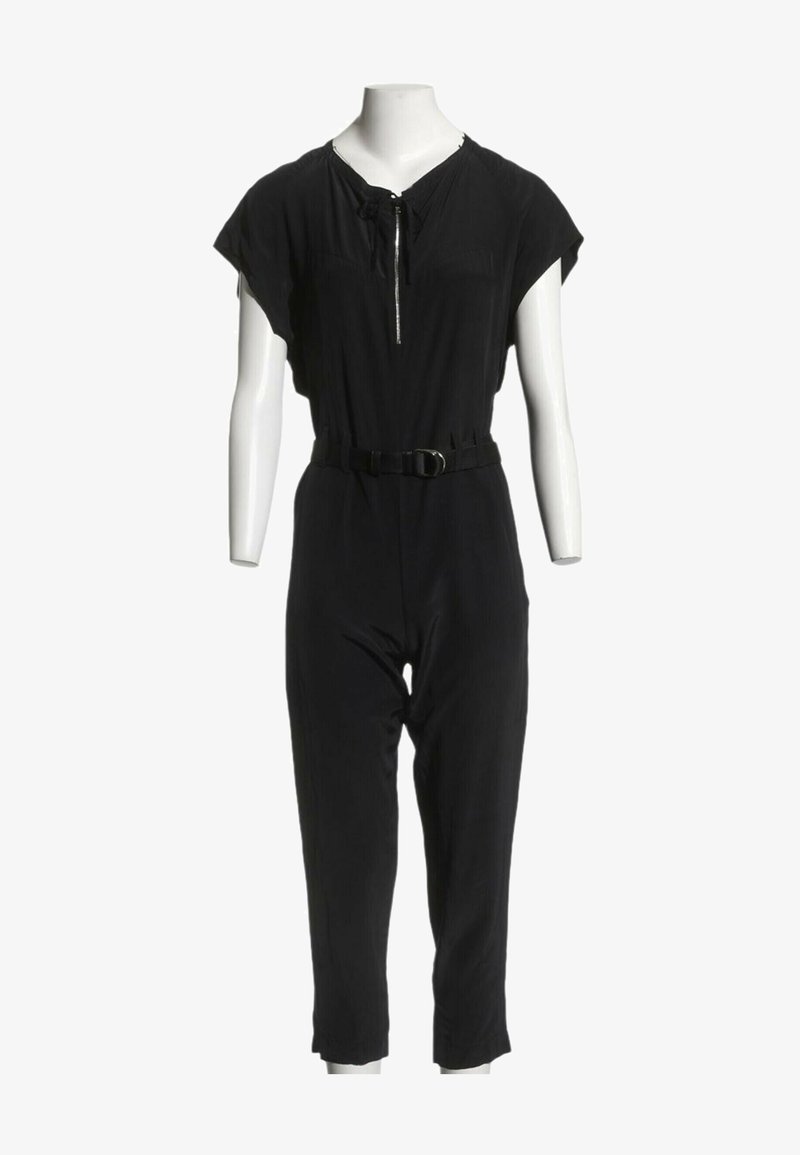 Combinaison noire à manches courtes avec fermeture éclair frontale et ceinture à la taille sur un buste de mannequin blanc avec bras.
