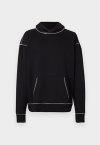 Sort sweatshirt med hætte, der har en kængurulomme. Fremstillet af blød stof, har den kontrasterende hvide syninger.