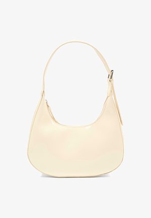 Borsa hobo in pelle verniciata color crema con silhouette curva, tracolla regolabile e chiusura a zip. Texture liscia con finitura lucida.