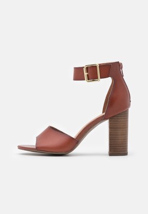 Korolliset sandaalit - cognac