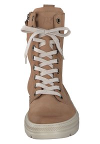 Zapatilla alta de cuero marrón claro con cordones blancos, ojales de metal y detalle de cremallera en el lateral. Suela de goma con patrones texturizados.