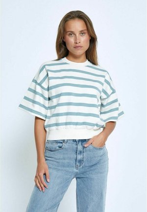 Kariertes kurzärmeliges Oberteil aus Baumwollmischung mit hellblauen und weißen horizontalen Streifen, weiten Ärmeln und elastischem Saum. Kombiniert mit hellblauen Jeans.