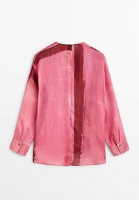 Chemise rose à manches longues avec un design en dégradé de couleurs, présentant une bande verticale rouge uniforme au dos et des poignets à boutons.