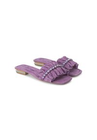 Sandali viola in suede con cinghie arricciate e accenti di gioielli, dotati di un tacco quadrato basso e una superficie liscia.