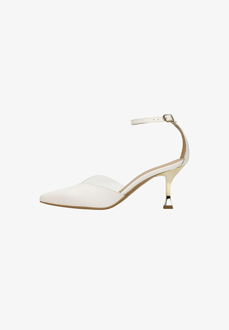 Białe skórzane buty na wysokim obcasie z ostrym noskiem i regulowanym paskiem na kostce. Posiadają złoty akcent na obcasie. Gładka tekstura.