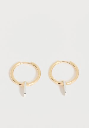 Χρυσά σκουλαρίκια κρίκοι με μικρά κάθετα ασημί ορθογώνια κρεμαστά, εμφανιζόμενα σε λευκό φόντο.