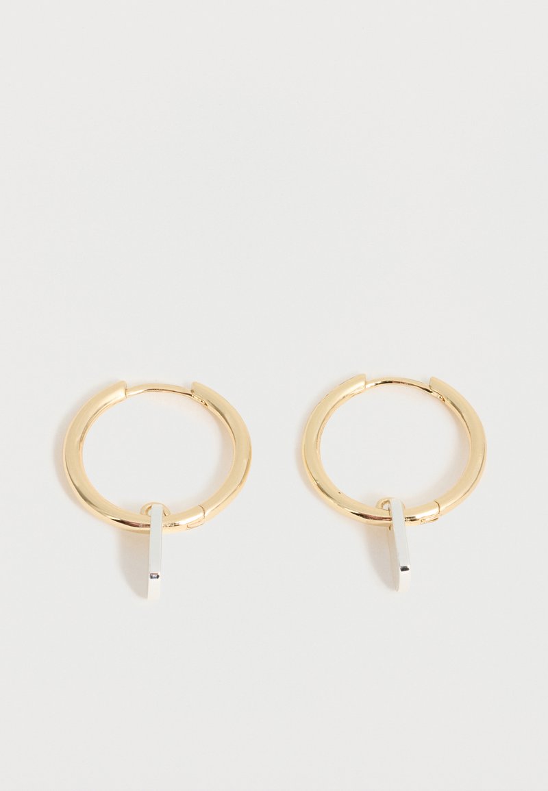 Χρυσά σκουλαρίκια κρίκοι με μικρά κάθετα ασημί ορθογώνια κρεμαστά, εμφανιζόμενα σε λευκό φόντο.